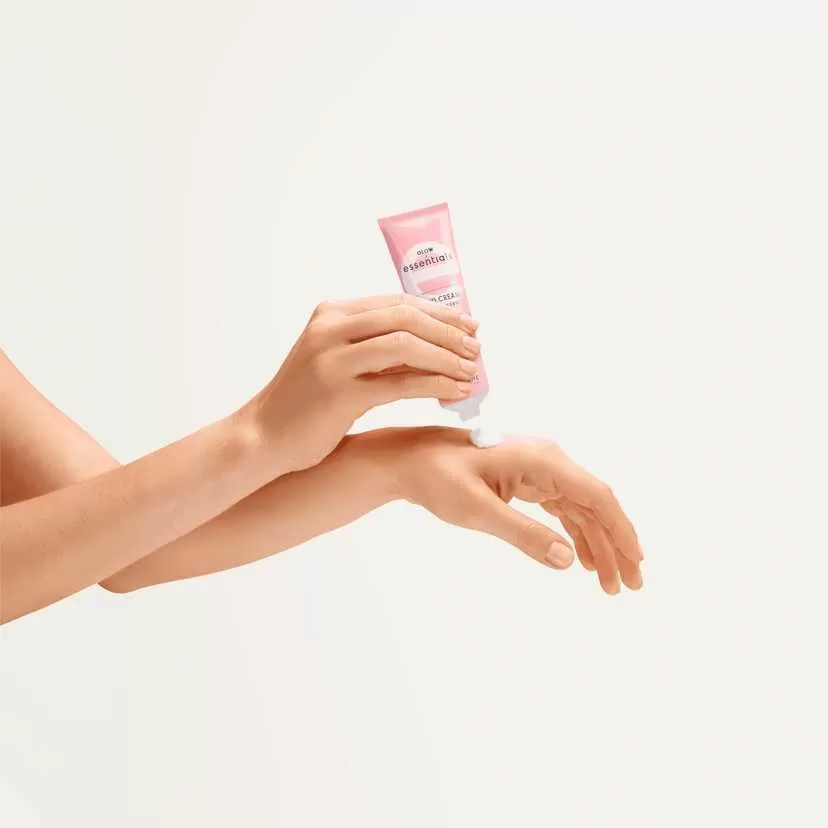 بعد از استفاده آبرسان و مرطوب کننده اوریفلیم Essentials hand cream پوست دست اورجینال + (تخفیف)