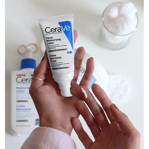 تست روی پوست و نمای نزدیک لوسیون ضد آفتاب بی رنگ سراوی SPF 50 مدل AM
