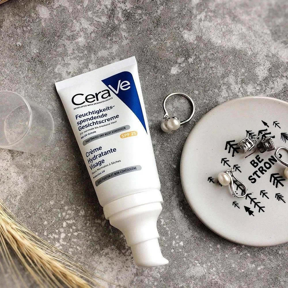 نمونه رنگ‌بندی (Shade) لوسیون ضد آفتاب بی رنگ سراوی SPF 50 مدل AM